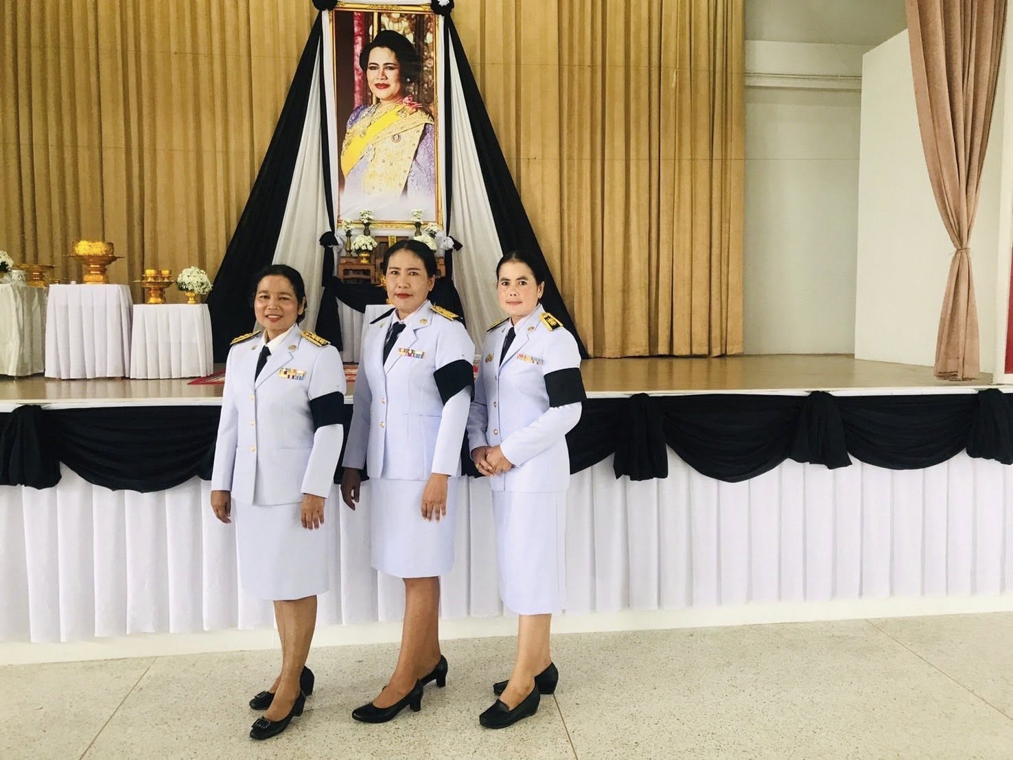 “ถวายน้ำสรงพระบรมศพหน้าพระฉายาลักษณ์”