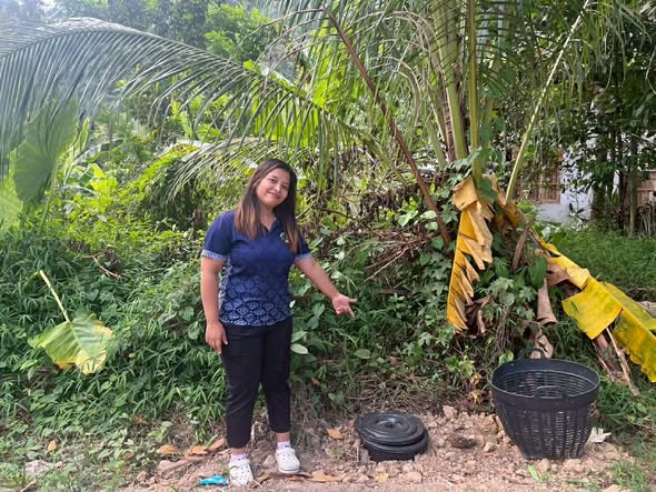 (13 กุมภาพันธ์ 2569)
            นายนฤมิต เส็นบัตร นายกเทศมนตรีตำบลคลองทรายขาว มอบหมายให้ นางสาวกมชนก แก้วสงคราม นักวิชากา่รสาธารณสุขปฏิบัติการ และ นางสาวสิตานันท์ เขียดนิล ผู้ช่วยเจ้าพนักงานธุรการ ลงสำรวจถถังขยะเปียกใน ม.6 บ้านท่าเหนาะ ตำบลคลองทรายขาว อำเภอกงหรา จังหวัดพัทลุง ตามการขับเคลื่อนแผนปฏิบัติการเชิงกลยุทธ์แนวใหม่ RE-X-RAY โครงการถังขยะเปียก ลดโลกร้อน เพื่อบรรลุเป้าหมายการปล่อยก๊าซเรือนกระจกสุทธิเป็นศูนย์ ประจำปีงบประมาณ พ.ศ.2569