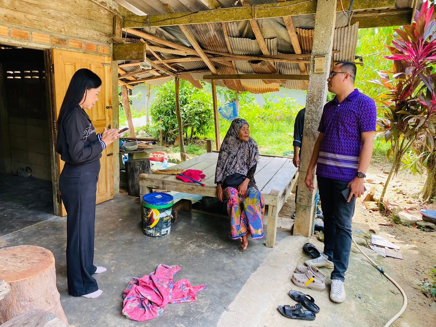 "ลงพื้นที่ดูความคืบหน้าในการปรับปรุงซ่อมแซมบ้านผู้สูงอายุ"