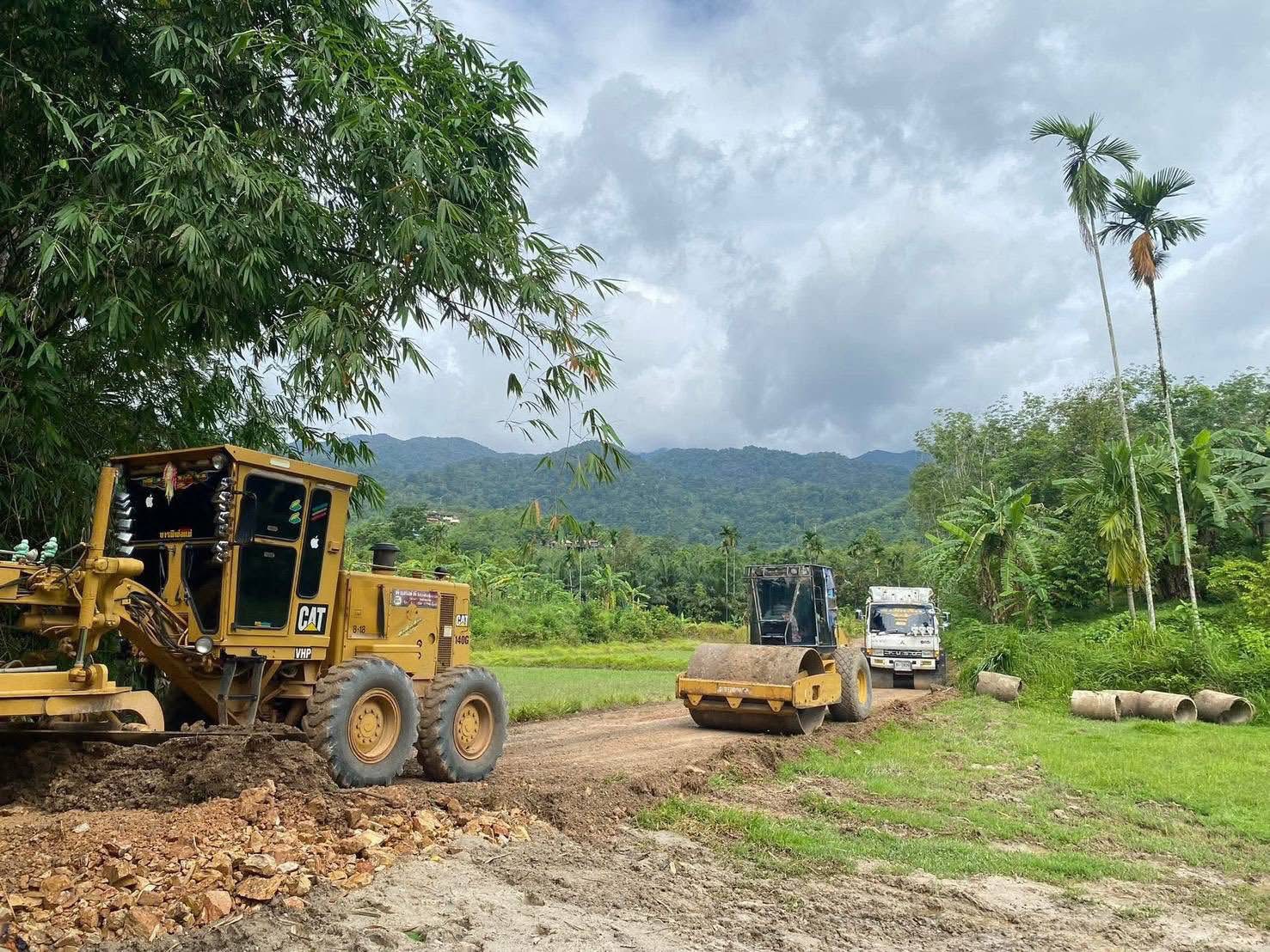 #วันหยุดแต่เราไม่หยุดพัฒนา🎉
#ภารกิจกองช่าง👷🏽‍♂️
#ลงพื้นที่ดูงานการเกรดเกลี่ยพื้นชั้นทางเดิมพร้อมบดอัด ถนนสายเทศบาล-ปลายนา หมู่ที่ 4 บ้านไร่เหนือ ตำบลคลองทรายขาว อำเภอกงหรา จังหวัดพัทลุง
