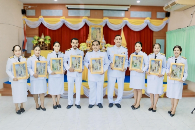 พิธีมอบพระราชทานพระบรมฉายาลักษณ์  พระบาทสมเด็จพระเจ้าอยู่หัว ที่ฉายกับสมเด็จพระนางเจ้าฯพระบรมราชินี